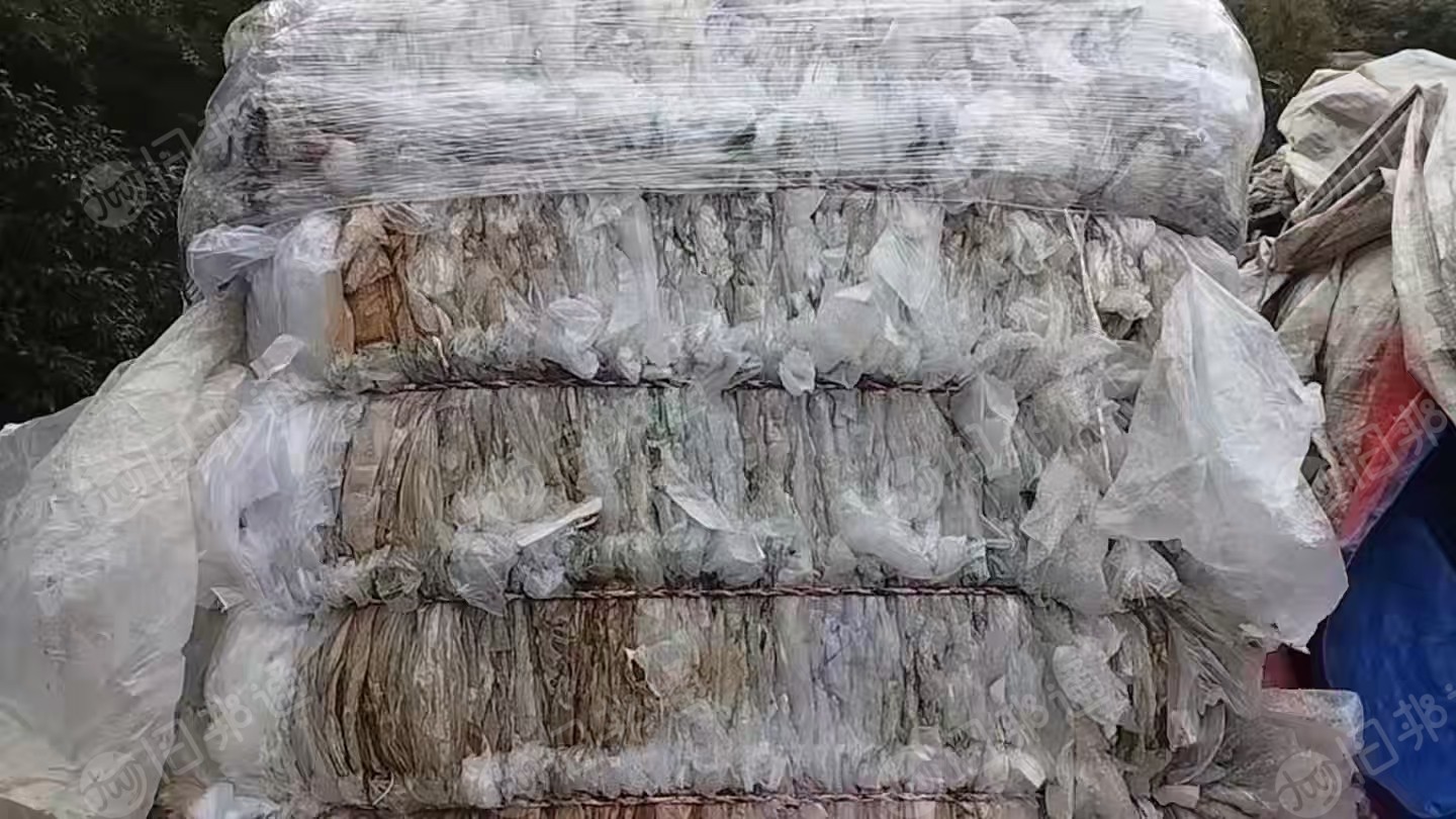 长期出售一级PE膜废料，二级PE膜废料（高低压混打的，高压占85%），每月总的2-3挂车