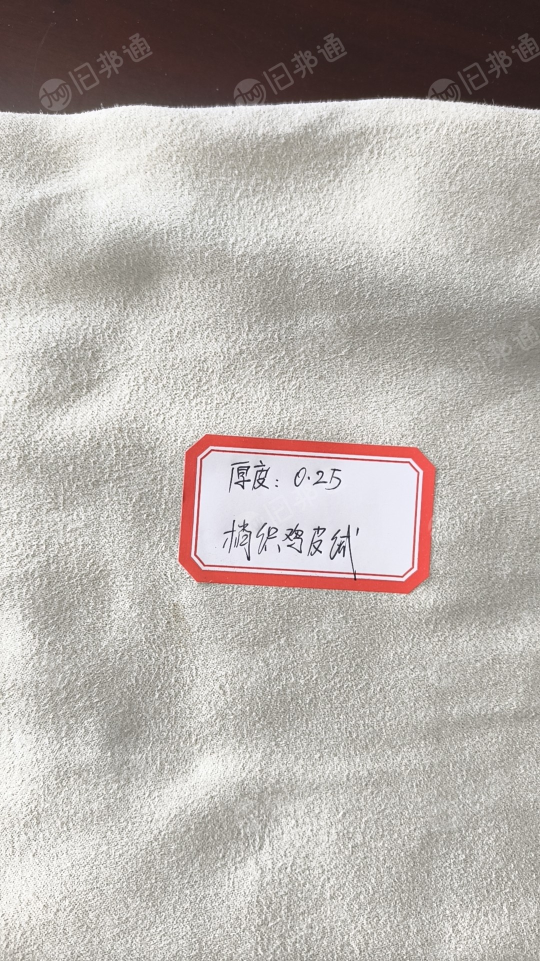 大量出售革基布，TC斜纹布，金属丝服装革布，麂皮绒布等库存布，可以用来复合皮革用，现货有几十万米