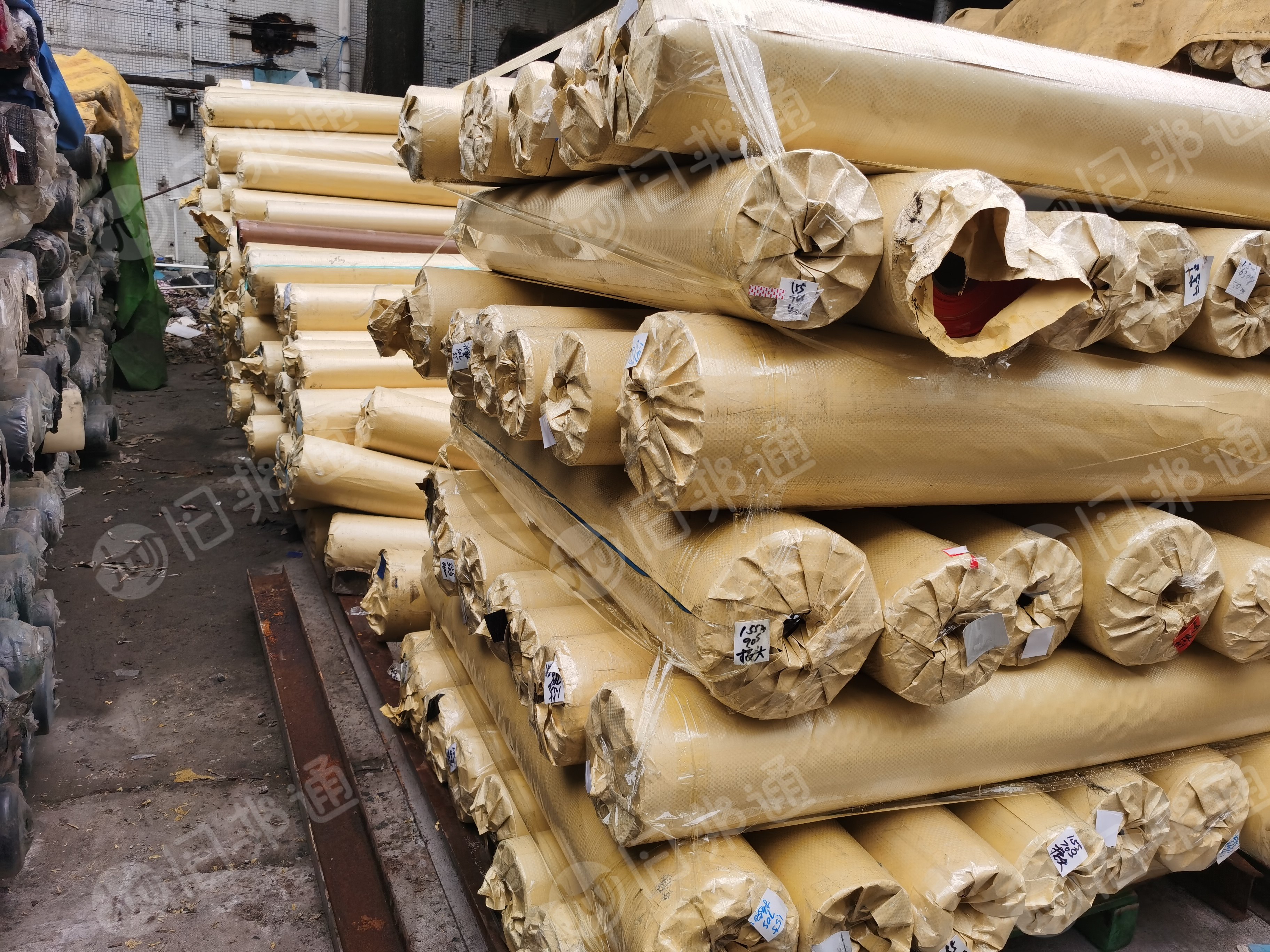 长期出售库存夹网布，刀刮布，门幅1米5，3米2，克重400-800都有，现货有一条大柜，货在广东东莞