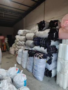长期出售涤纶废布，涤纶下脚料，涤纶无尘布，棉布跟涤纶混合的，涤纶占比高，颜色有分拣