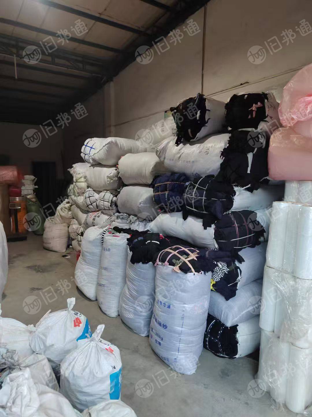 长期出售涤纶废布，涤纶下脚料，涤纶无尘布，棉布跟涤纶混合的，涤纶占比高，颜色有分拣
