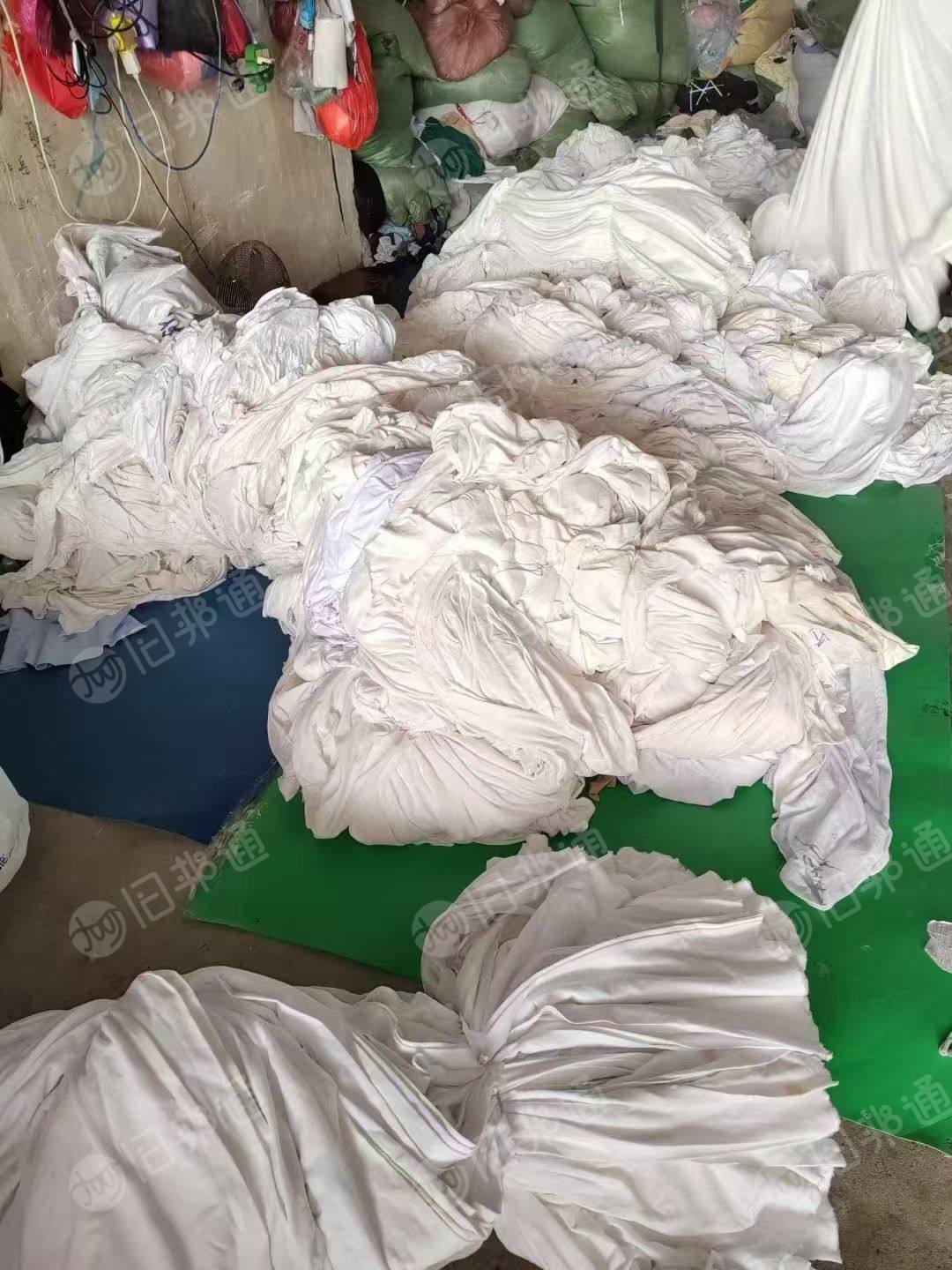 长期出售涤纶废布，涤纶下脚料，涤纶无尘布，棉布跟涤纶混合的，涤纶占比高，颜色有分拣
