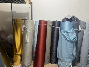 长期出售库存窗帘布，窗帘卷布，门幅2.8克重1200-1400都有，印花素色都有，货在河北石家庄