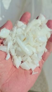 出售白PE管道破碎料，吨桶破碎料