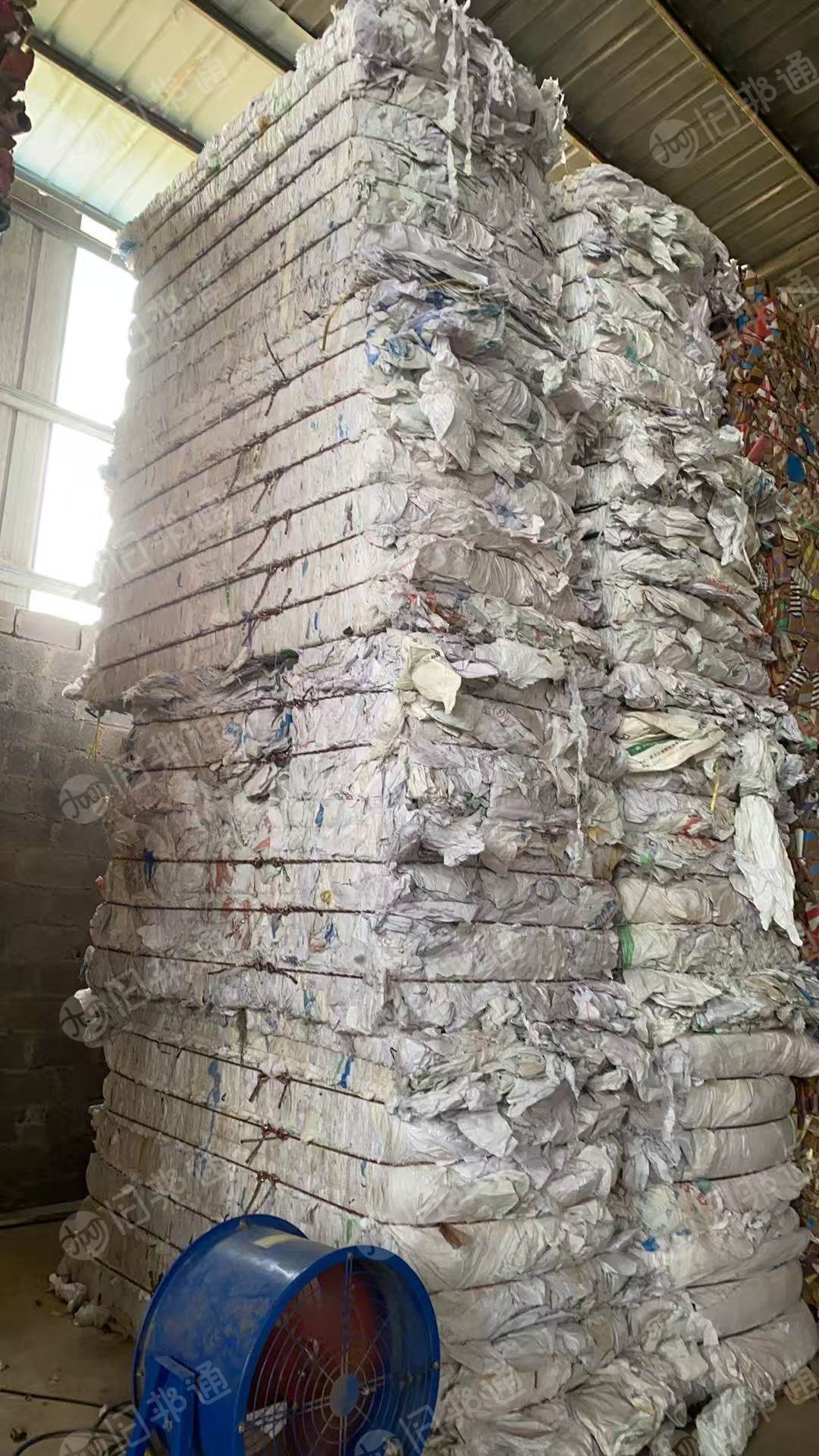 出售纺织厂下来的纯白色编织袋装纱线用的，已挑拣过比较干净，造粒用