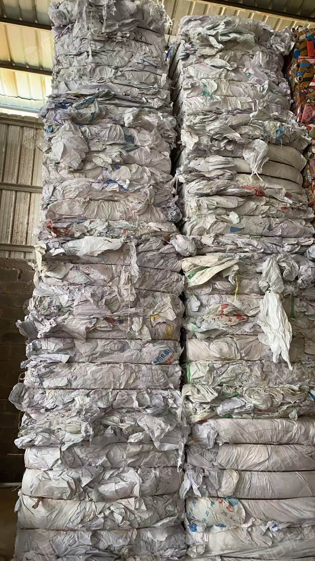 出售纺织厂下来的纯白色编织袋装纱线用的，已挑拣过比较干净，造粒用