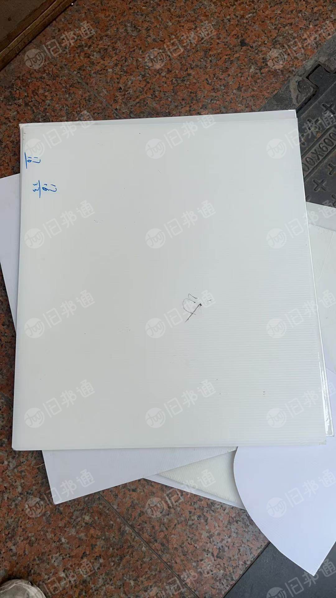 出售白色PP空心板毛料，含钙，一叠叠装吨包，月供20吨