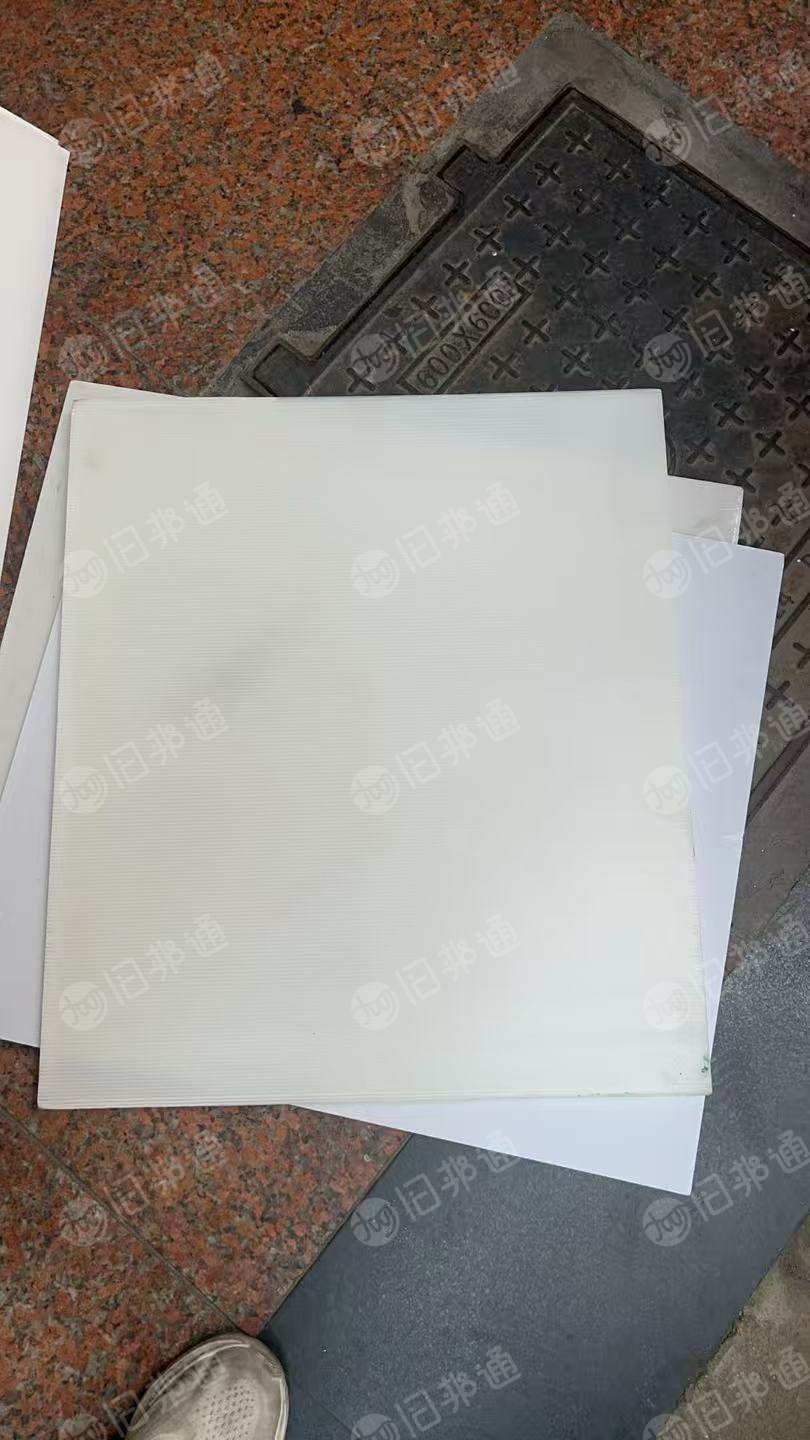 出售白色PP空心板毛料，含钙，一叠叠装吨包，月供20吨