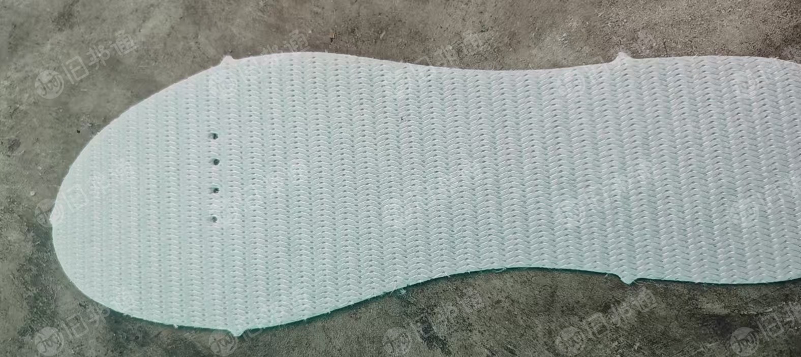 长期出售鞋厂下来的纯涤纶废布，涤纶鞋材料，没有带胶带桨，有白色花色黑色，货在浙江温州