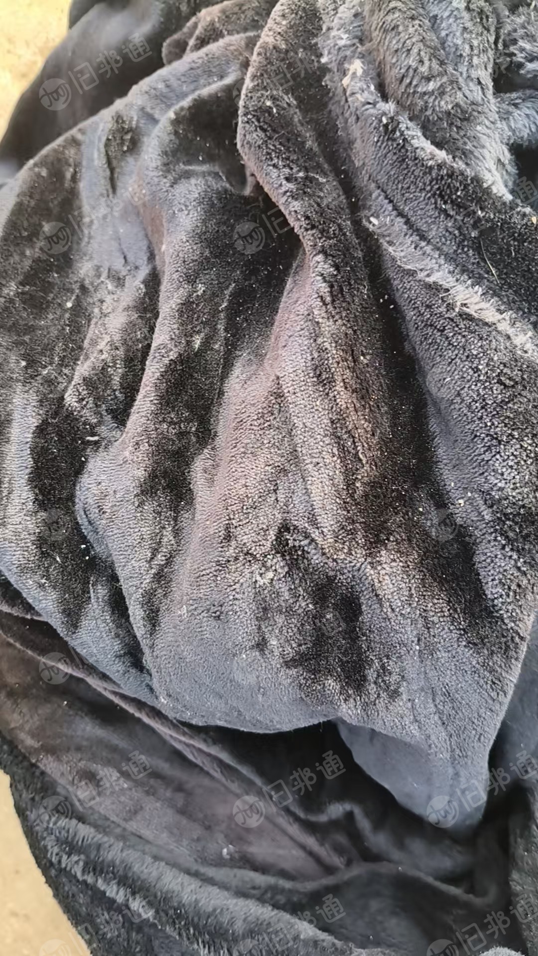 长期出售工装厂下来的服装边角料，有分纯涤纶废布，纯棉废布，涤棉废布，一天有3-5吨货