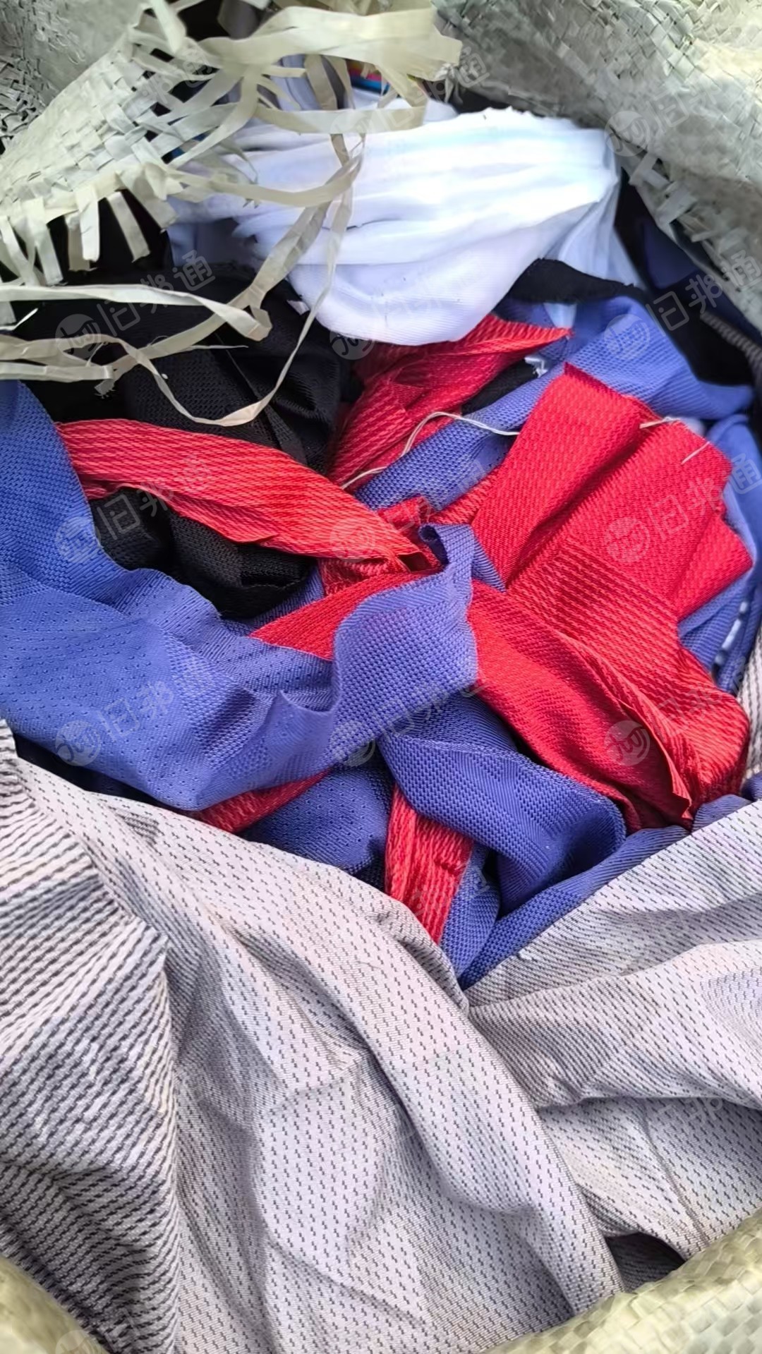长期出售工装厂下来的服装边角料，有分纯涤纶废布，纯棉废布，涤棉废布，一天有3-5吨货