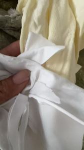 长期出售服装厂二白涤棉下脚料，涤棉边角料，含棉80的