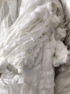 长期出售环锭纺下来的白色大化回丝，涤纶回丝，现货有30吨，货在河北石家庄