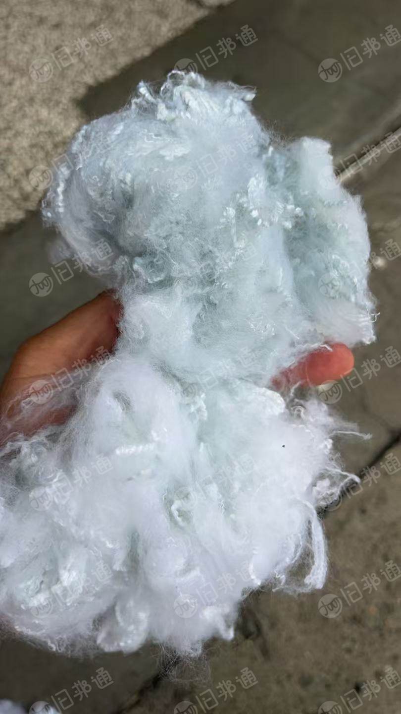 厂家长期出售涤纶短纤，涤纶短纤维，2.5*51的，有白色跟蓝一点的，在江苏苏州。