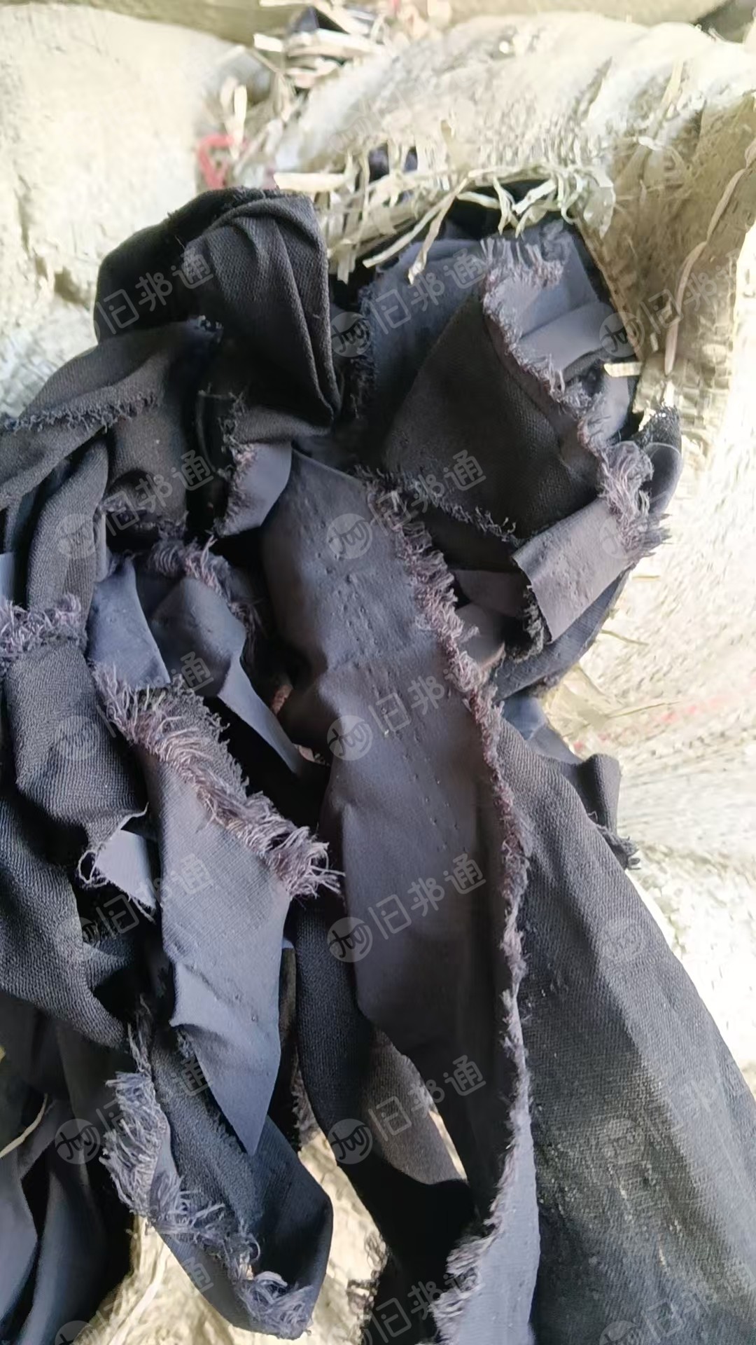长期出售锦纶+涤纶+PE膜三合一废布，锦纶涤纶布贴布，每个月有100多吨，货在江苏苏州