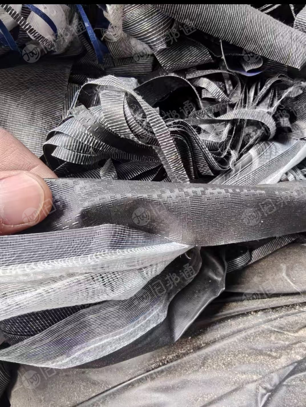 长期出售垫子裁剪下来的pvc革边角料，含钙粉不含沙布，另外也有含布的pvc边角料
