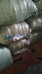 长期出售做校服下来的涤纶废布，涤纶边角料，现货4吨，货在福建泉州