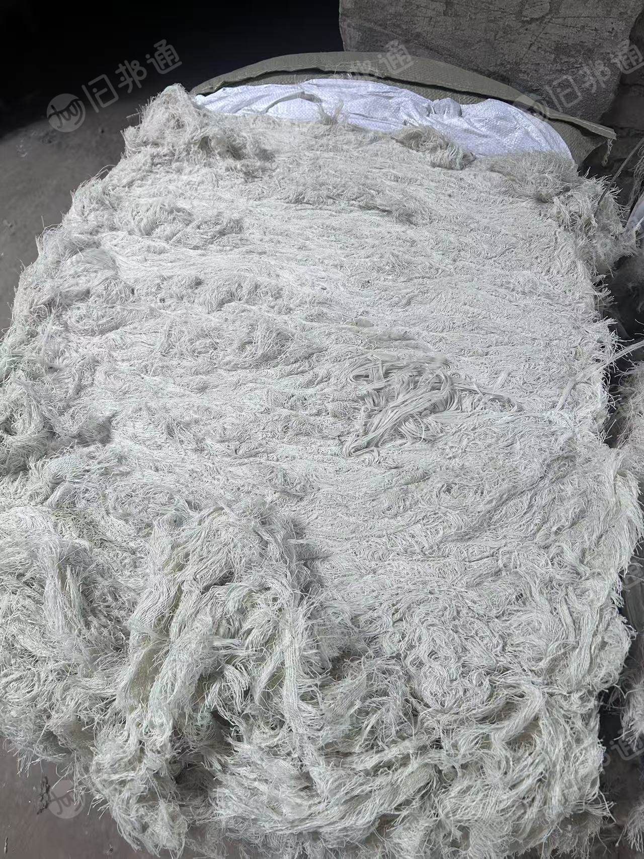 长期出售纱布机上面的纱边,涤棉纱边下脚料,有仿大化和中化的,含棉20%,现货十几吨,在四川南充。