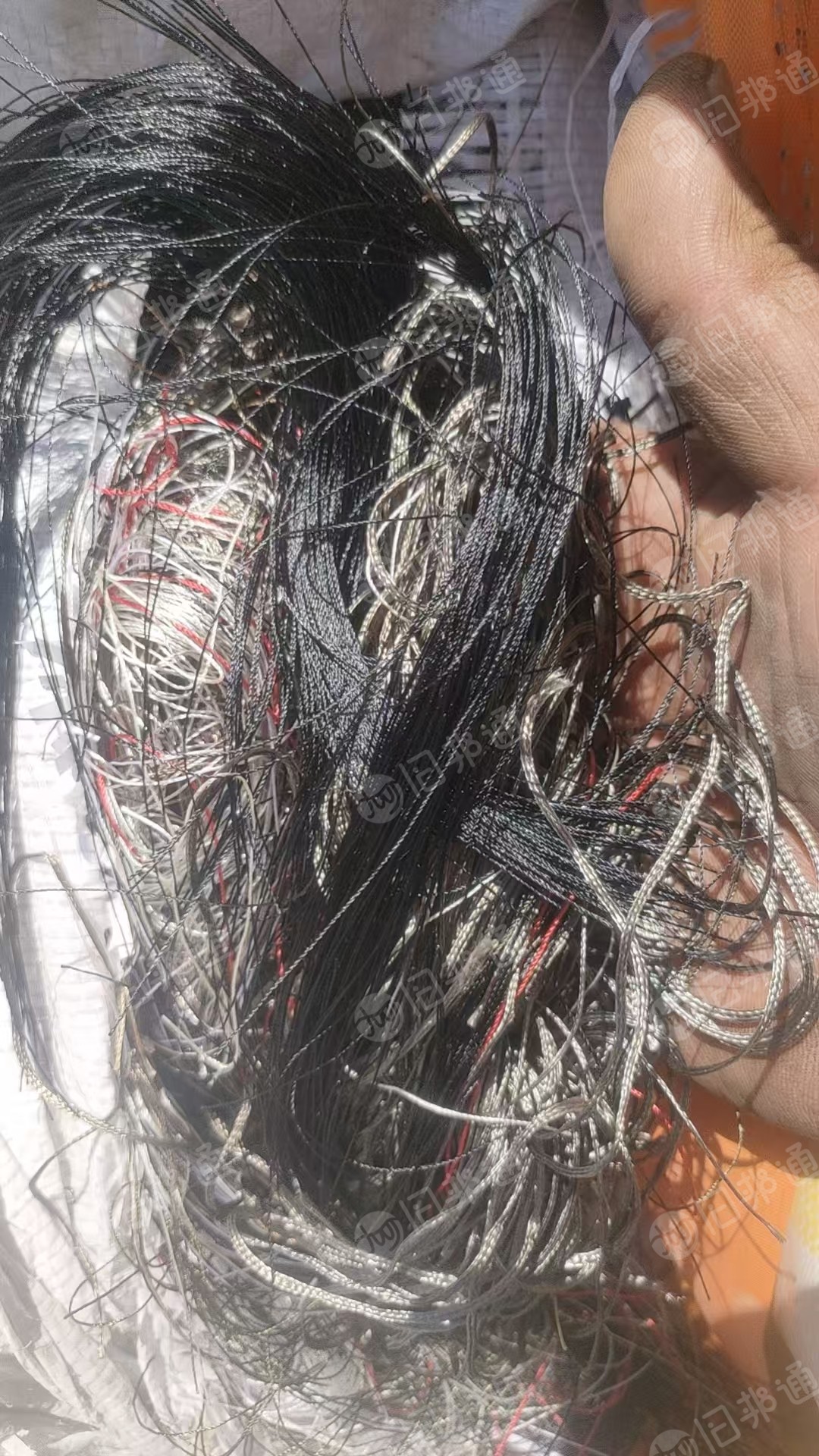 出售做缝纫线下来的涤纶废丝，涤纶丝，会含一些锦纶在里面，现货四吨左右，货在江苏南通