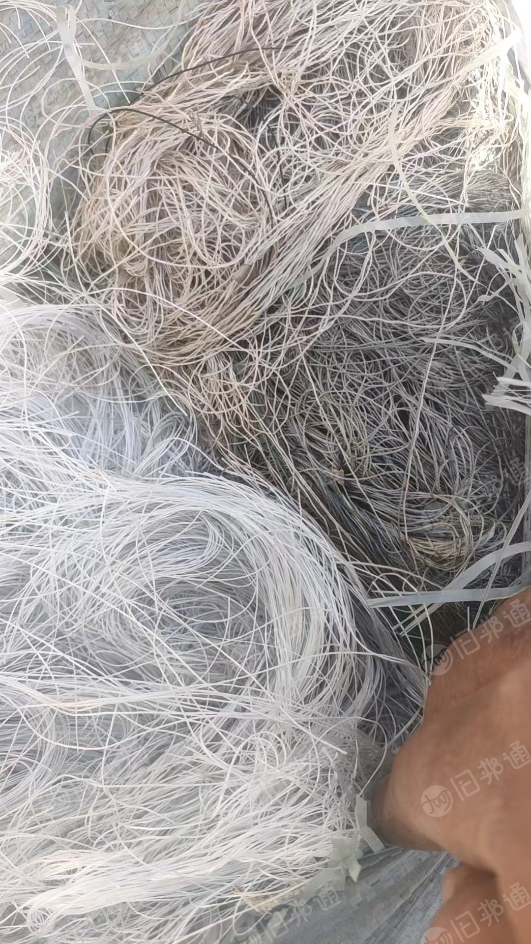 出售做缝纫线下来的涤纶废丝，涤纶丝，会含一些锦纶在里面，现货四吨左右，货在江苏南通