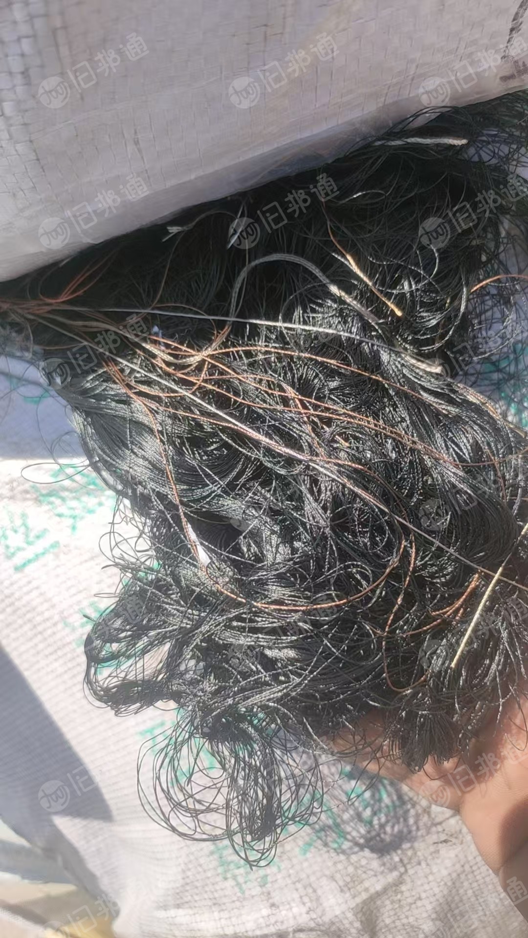 出售做缝纫线下来的涤纶废丝，涤纶丝，会含一些锦纶在里面，现货四吨左右，货在江苏南通