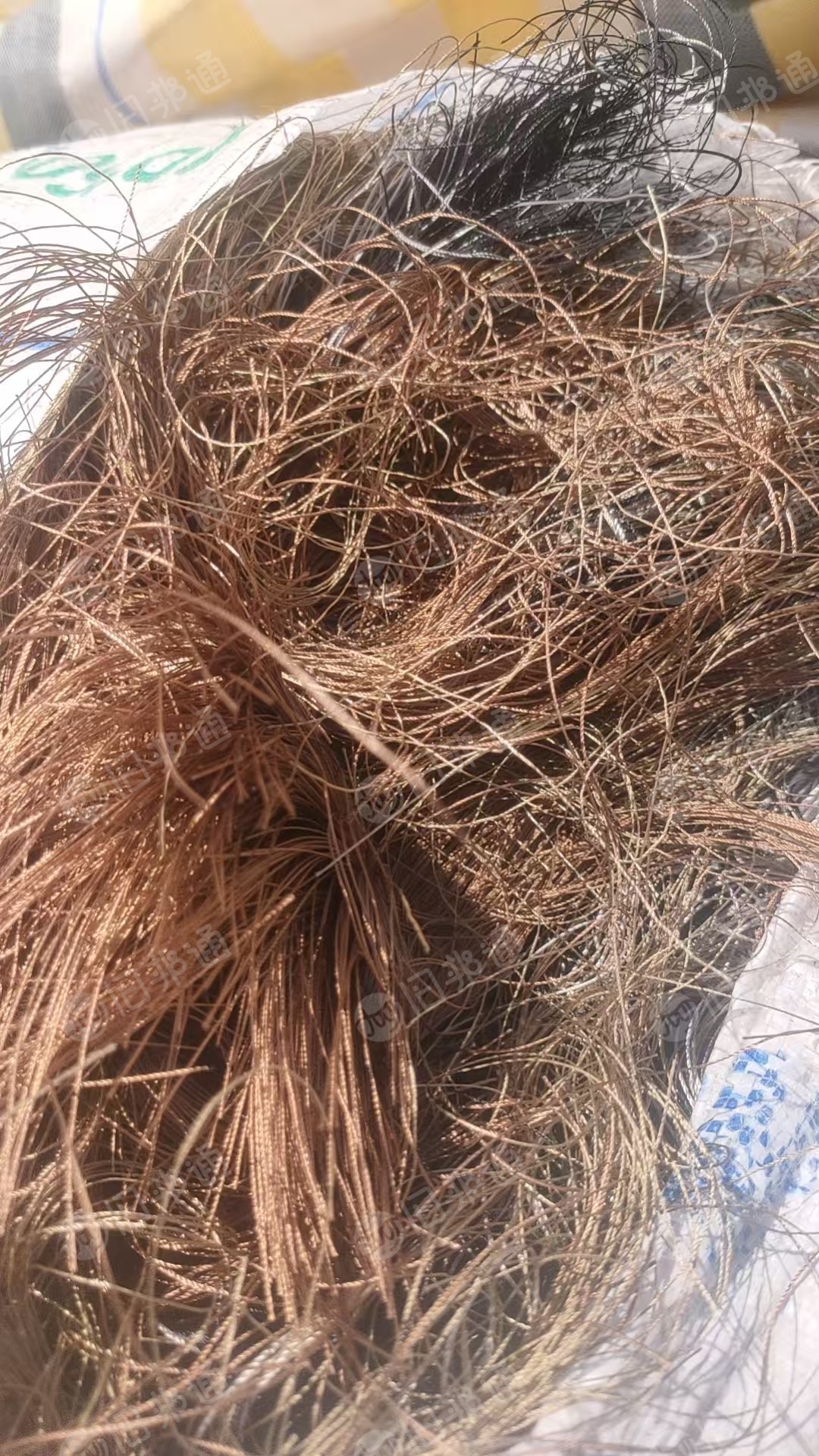 出售做缝纫线下来的涤纶废丝，涤纶丝，会含一些锦纶在里面，现货四吨左右，货在江苏南通