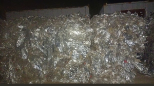长期出售苹果反光膜废料，现货千八百吨，打算压包的时候把杂质都挑出来