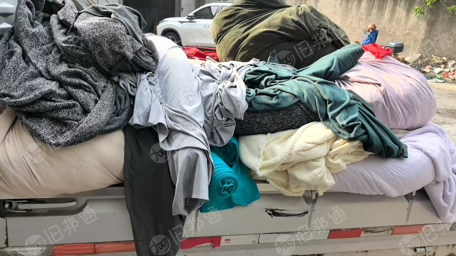 长期出售化纤卷布，涤纶废布，氨纶废布，化纤处理卷布，分涤纶氨纶，其他颜色不分，现货有70-80吨