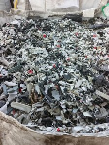 出售燃气表下来的杂塑料，含少量金属（铝和不锈钢），现货20多吨