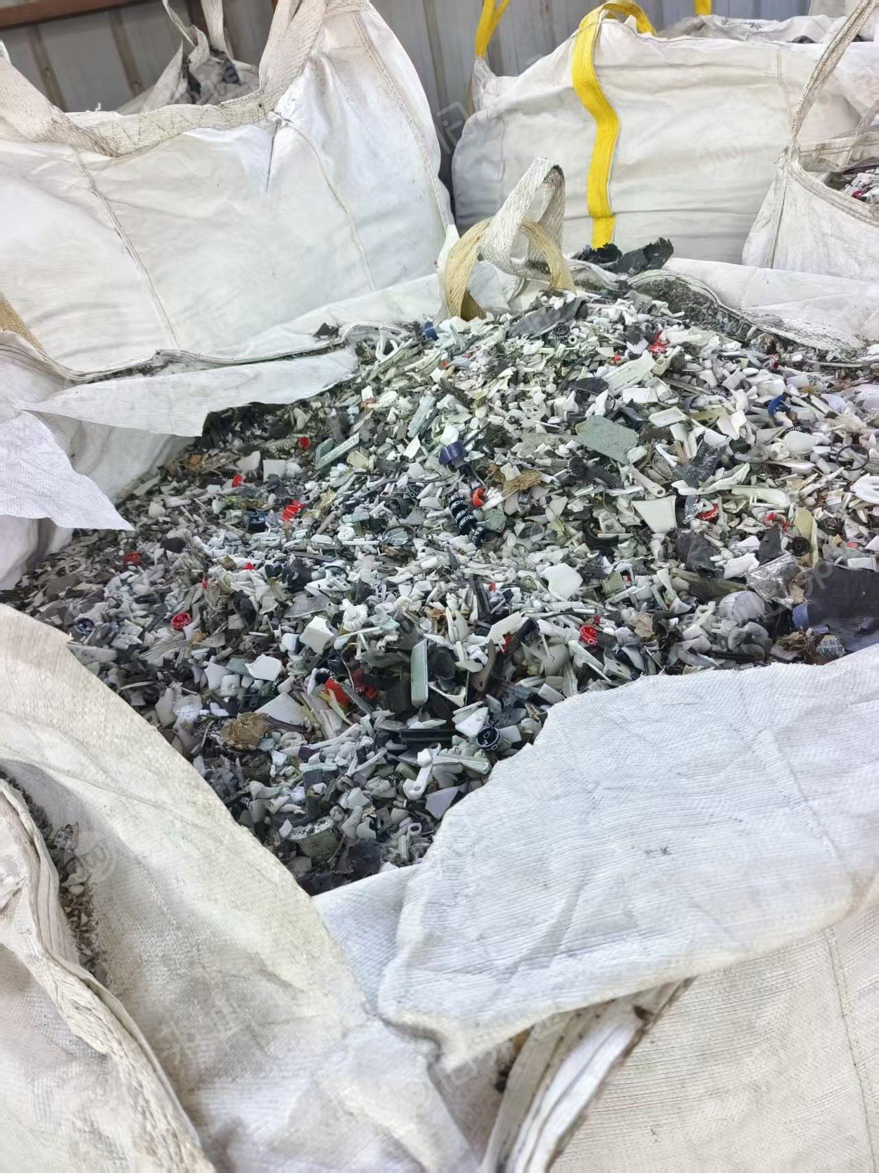 出售燃气表下来的杂塑料，含少量金属（铝和不锈钢），现货20多吨