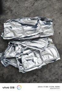 长期出售装电池芯的铝塑膜废料，含铝5-6成左右，每月30吨左
