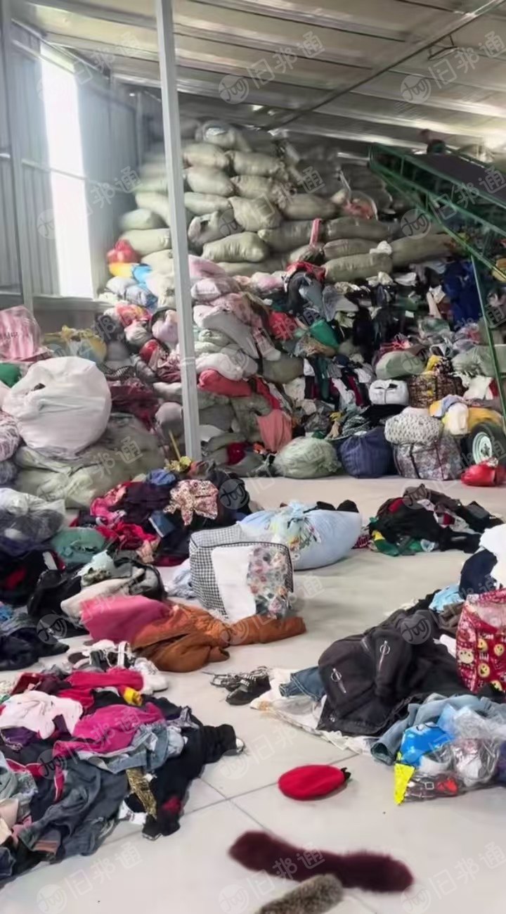 长期出售旧衣服分拣货，冬装，夏装，鞋子，包包等全品类，夏装现货40吨，在福建福州。