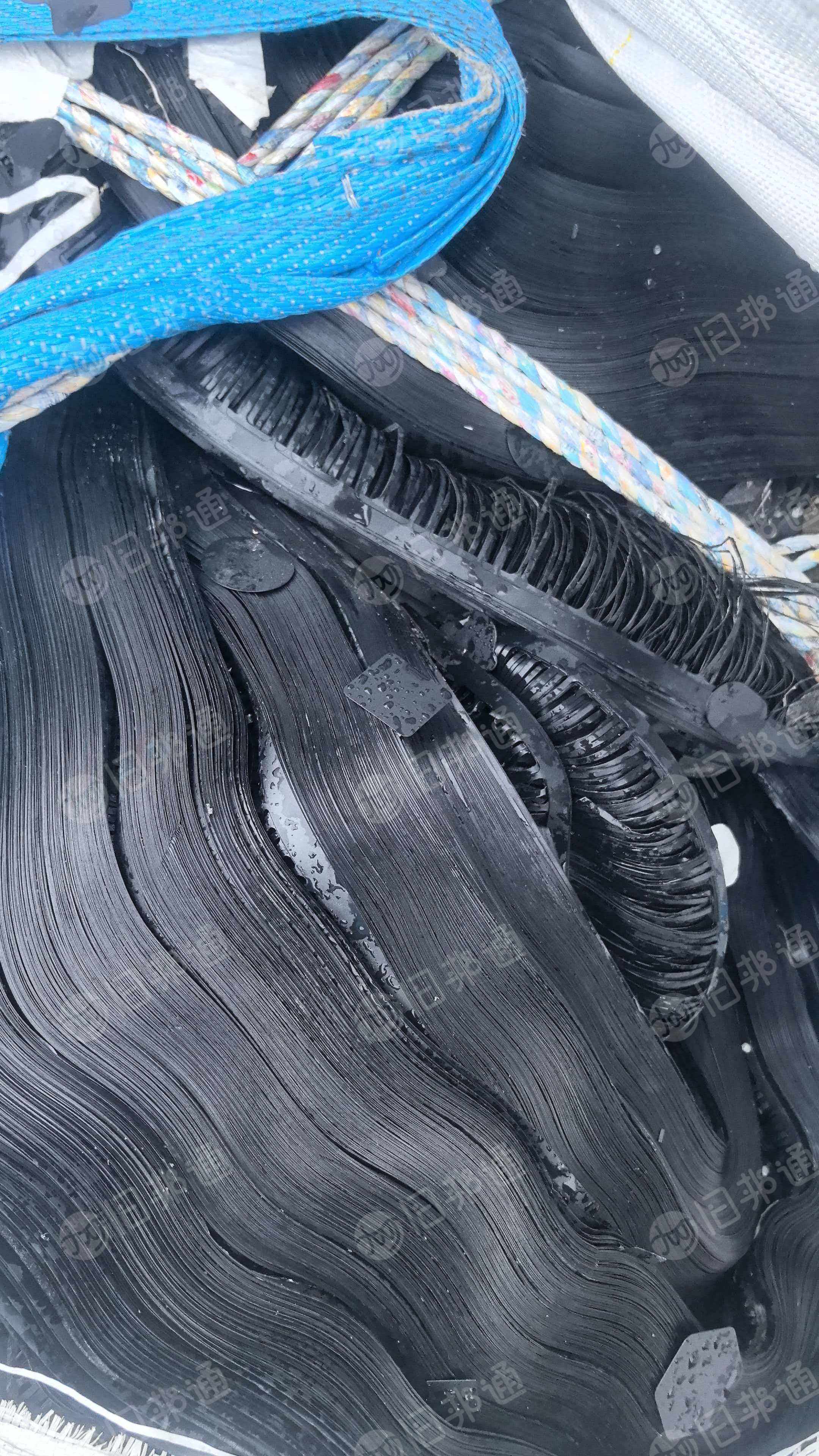 出售PC黑色卷筒，现货100多吨，无杂质，带胶