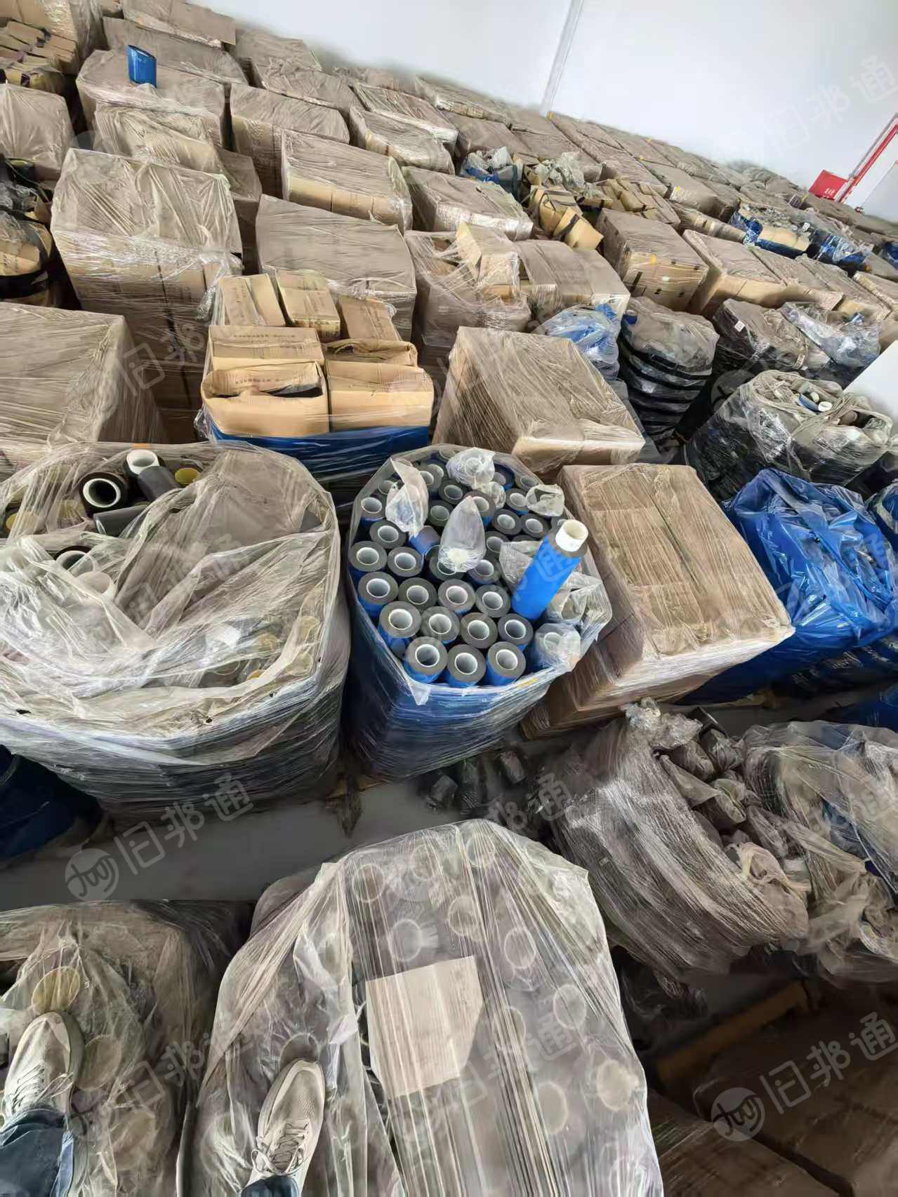 长期出售pet蓝膜，轻胶的，现货30吨