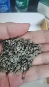 出售纯聚丙膜颗粒，有花色和白透两种，过两层100目，三层140目，总共五层网，月产300吨