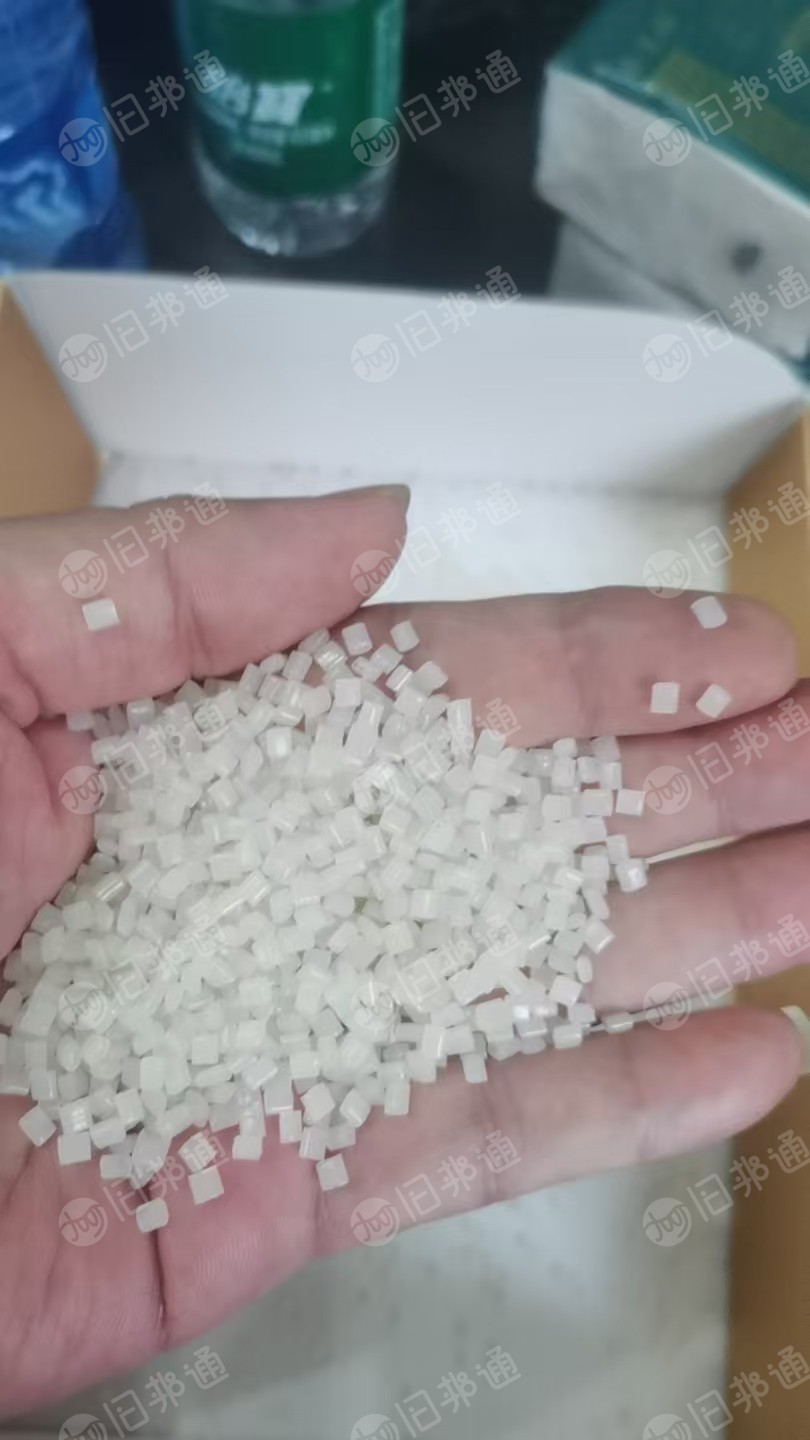 出售纯聚丙膜颗粒，有花色和白透两种，过两层100目，三层140目，总共五层网，月产300吨