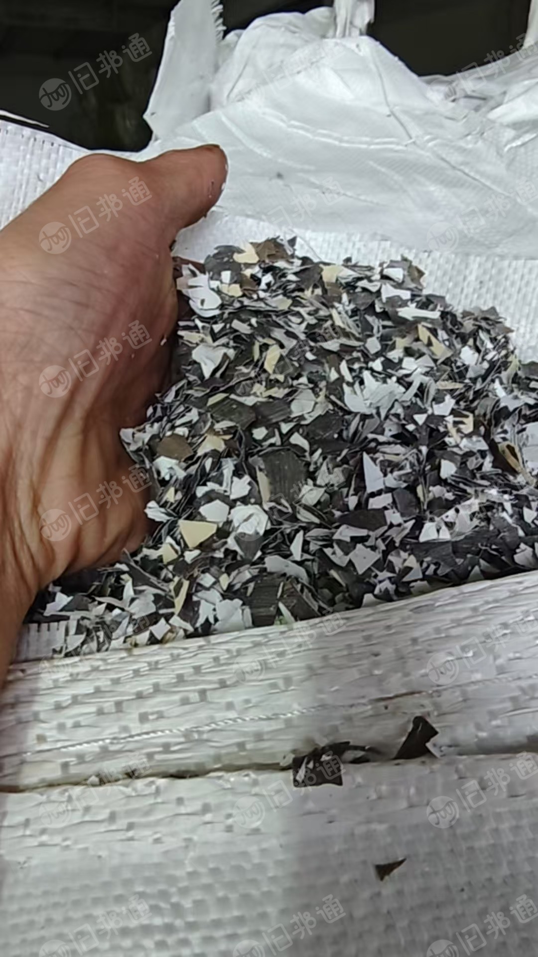 出售中性PVC墙纸破碎料，杂色现货25吨左右