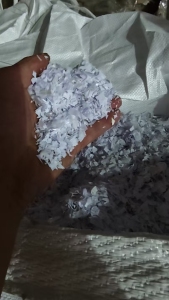 出售中性PVC墙纸破碎料，白色现货15吨左右