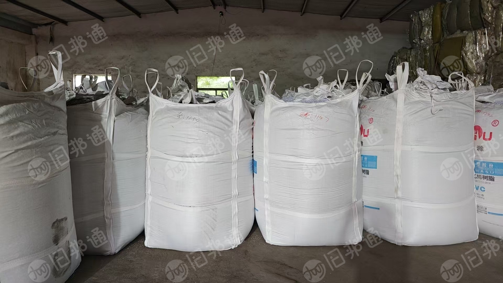 出售中性PVC墙纸破碎料，白色现货15吨左右