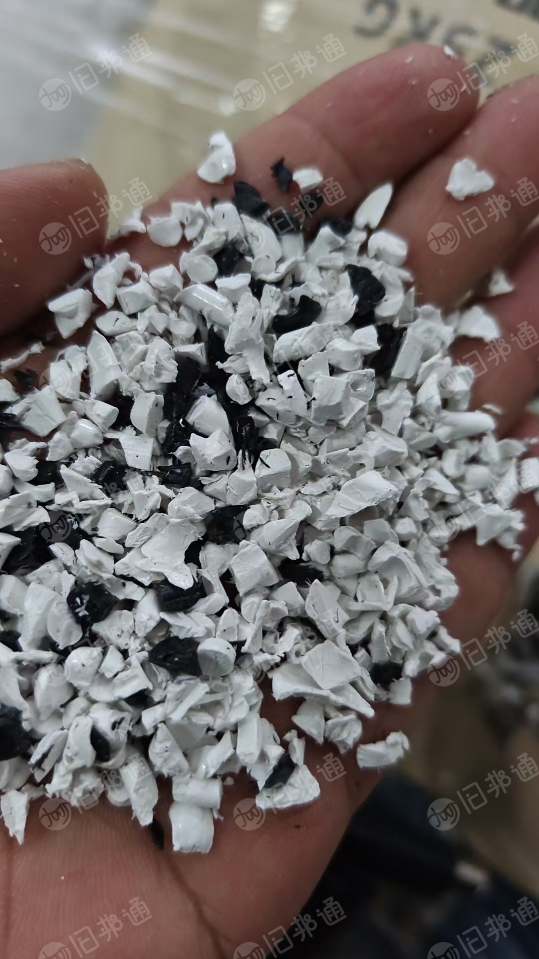 出售杂色PC破碎料，混到点tpu跟加纤pc，PC水口料破的，现货十一二吨