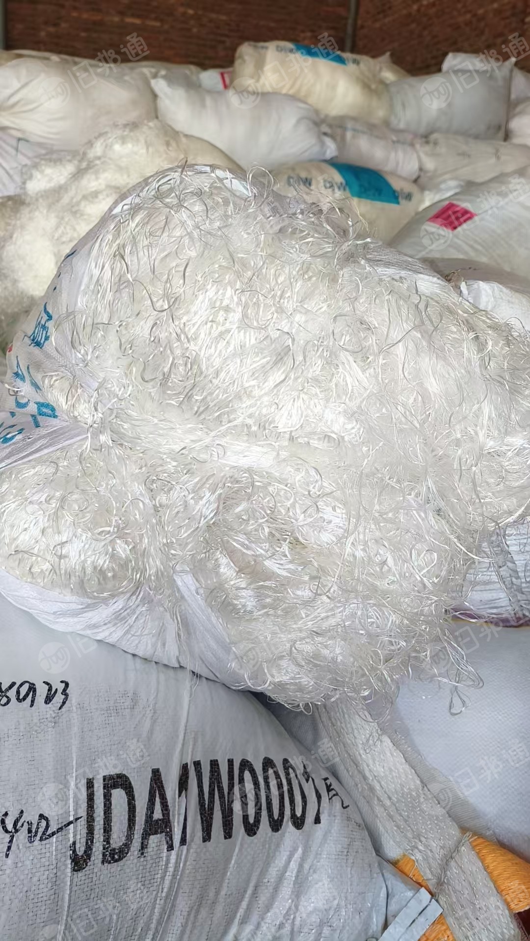 厂家长期出售涤纶废丝，涤纶干丝，涤纶长丝，白色和黑色都有，月供50吨左右，货在福建泉州