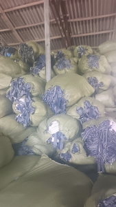 长期出售涤棉牛仔废布，涤棉牛仔布，含棉35-65左右，现货60吨