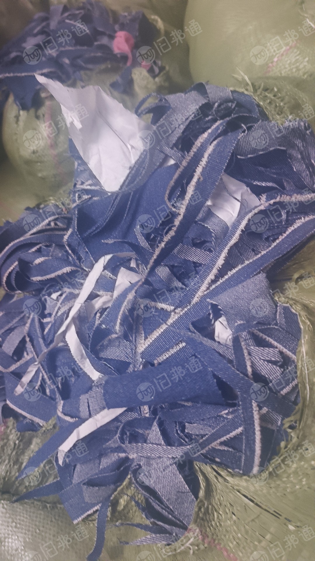 长期出售涤棉牛仔废布，涤棉牛仔布，含棉35-65左右，现货60吨