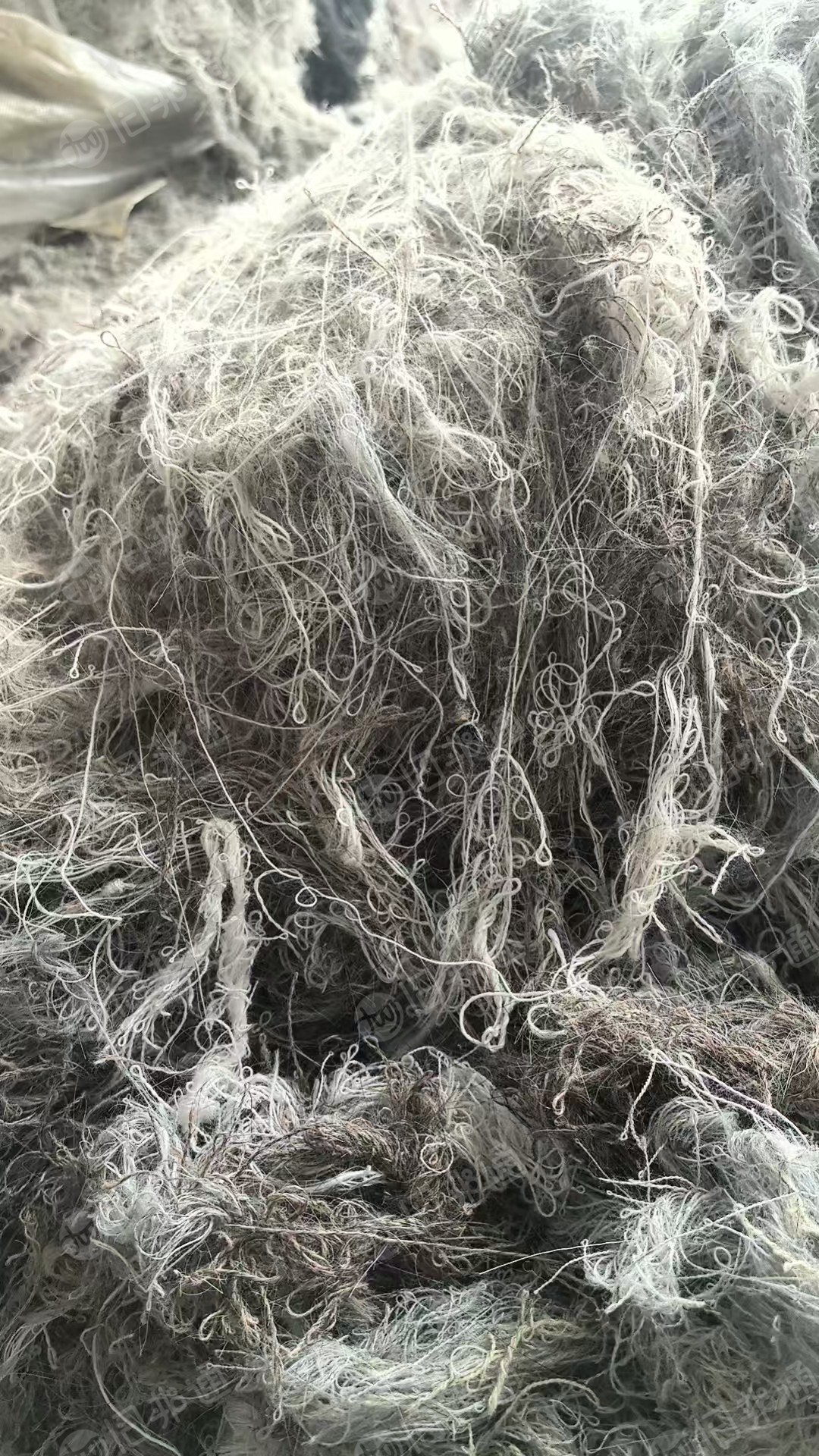 长期出售布边纱,布边纱头,有涤纶、粘胶、山羊毛混合的,统货出,月供一百吨,在浙江宁波