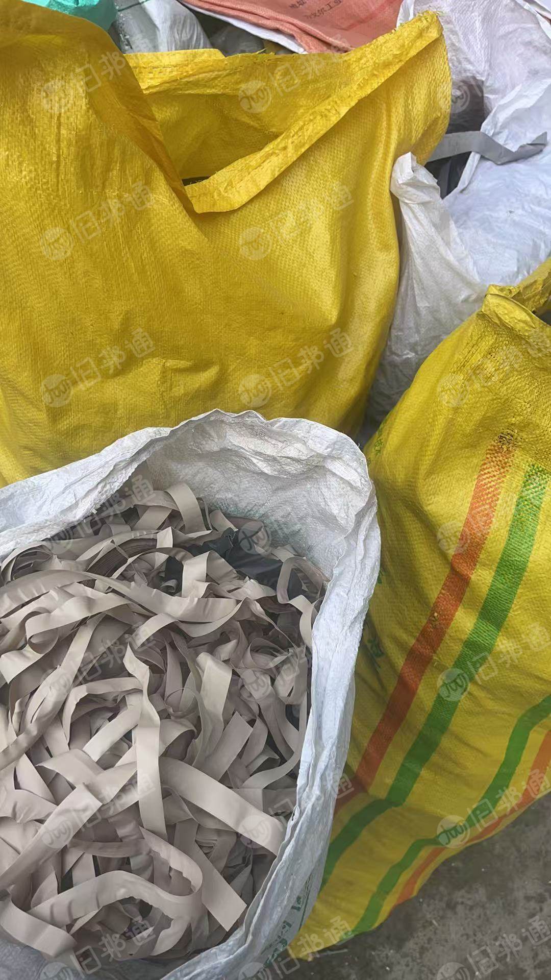出售PVC墙纸料，有部分是带纸管的，现货20吨
