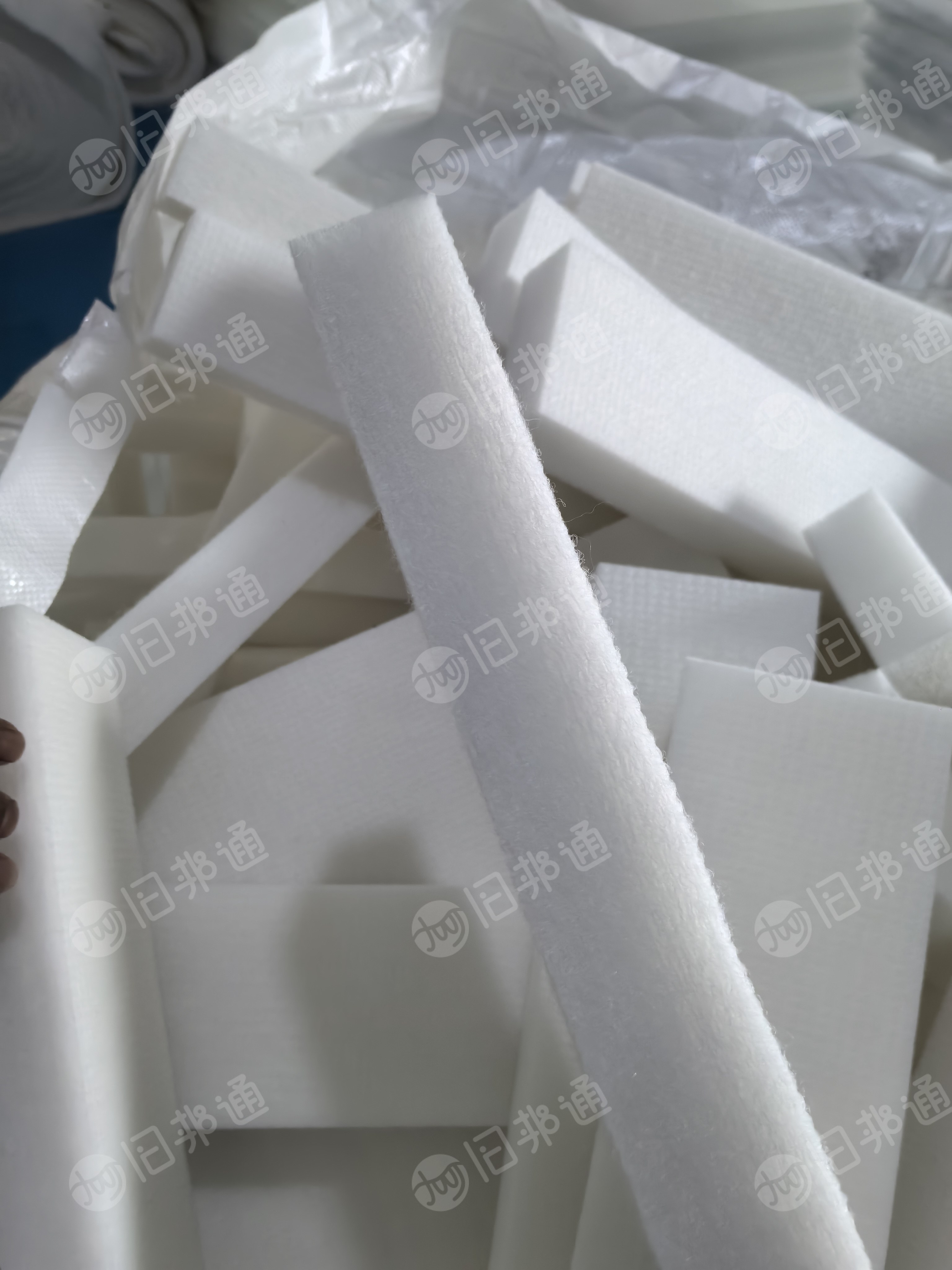 长期出售阻燃纤维，阻燃化纤棉，也有阻燃纤维做的边角料，统货出，月供几吨，货在广东东莞