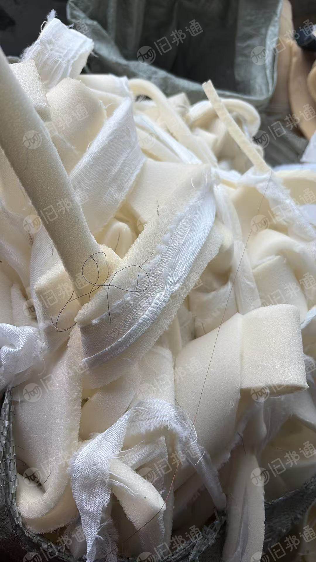 长期出售绗缝厂下来的夹海绵边角料，丝绵边角料，丝绵下脚料，在浙江杭州。