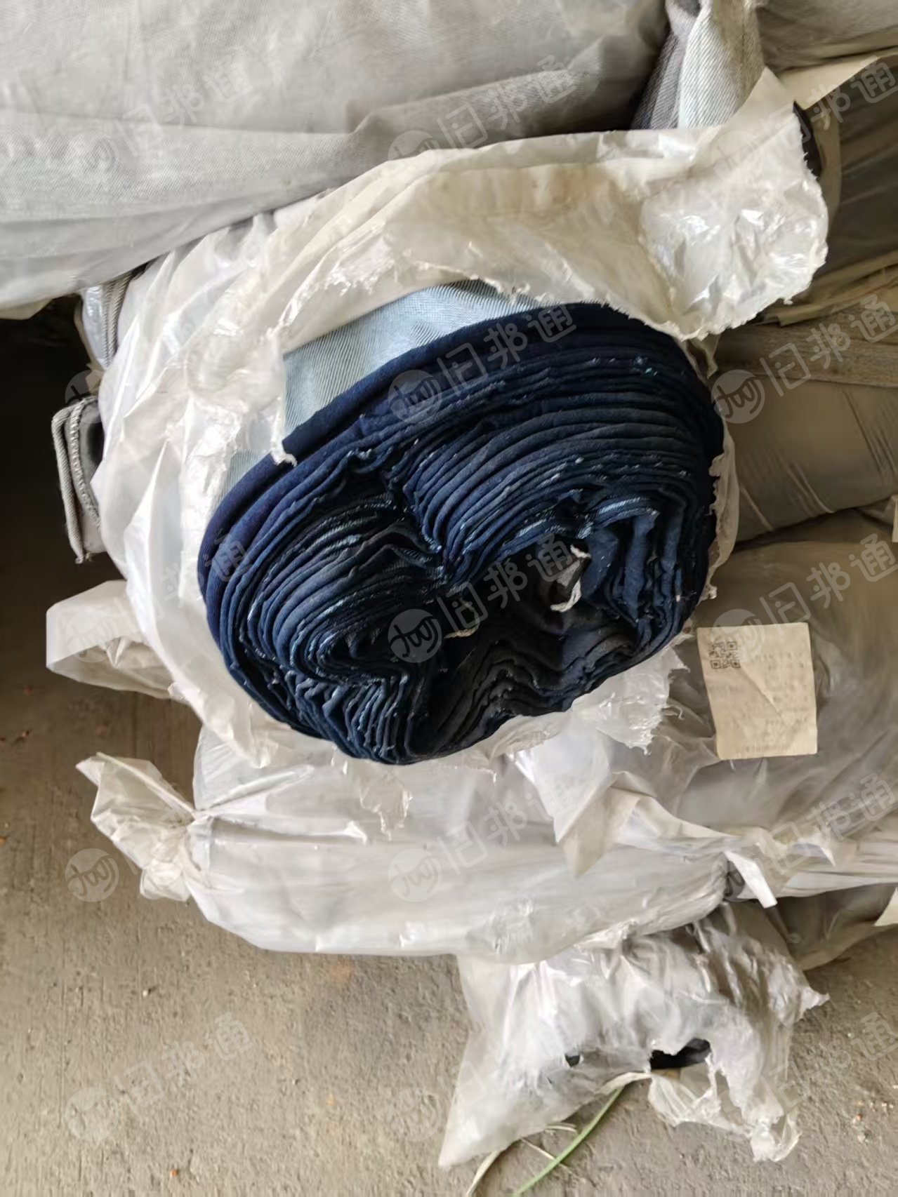 出售牛仔库存布,牛仔处理布,有成卷的也有散装的,颜色很多种,现货有20几吨,货在江苏常州