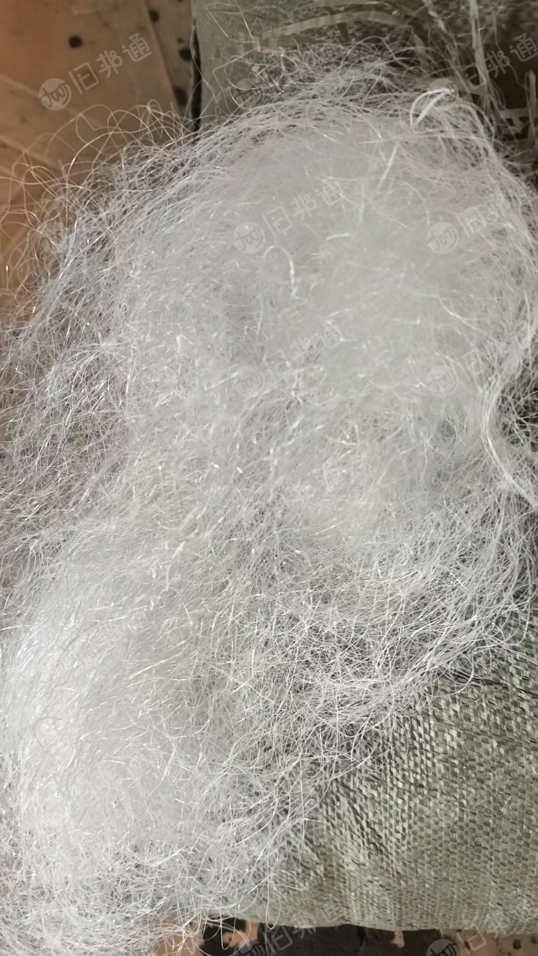 出售白色PBT复合PET废丝，现货有9吨，货在江苏无锡