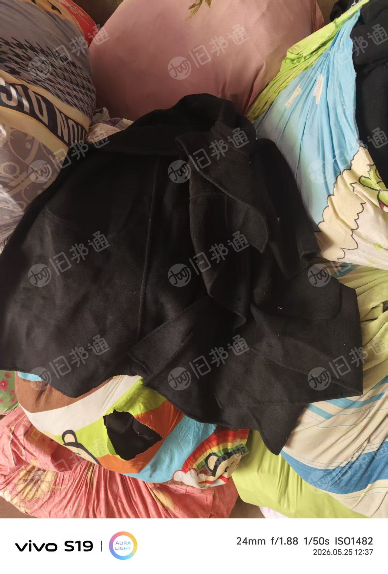 长期出售裁剪好的双面呢衣服边角料,其中全毛跟其他含毛量各占一半,黑色有8吨,总现货有30吨,一起卖